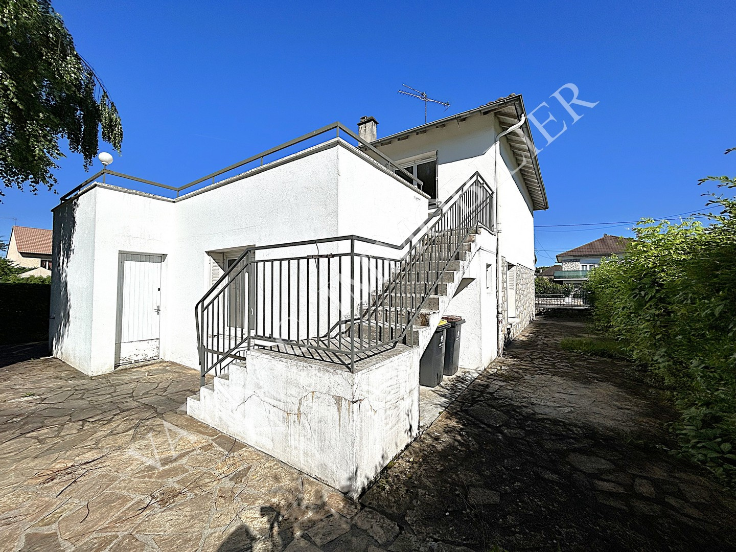 Maison - Arrière - Pignon gauche - escalier accès terrasse