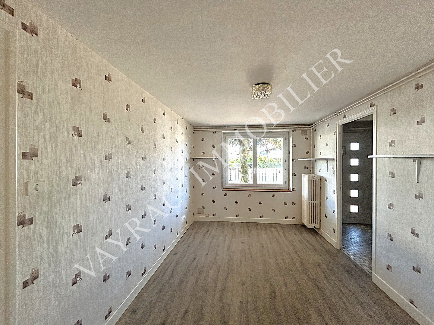 N0 - Bureau - Pièce de passage Accès chambres et garage